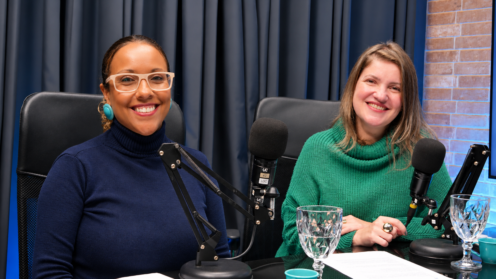 Priscyla Furlan e Patricia Luciano no estúdio do Podcast Entre Manas